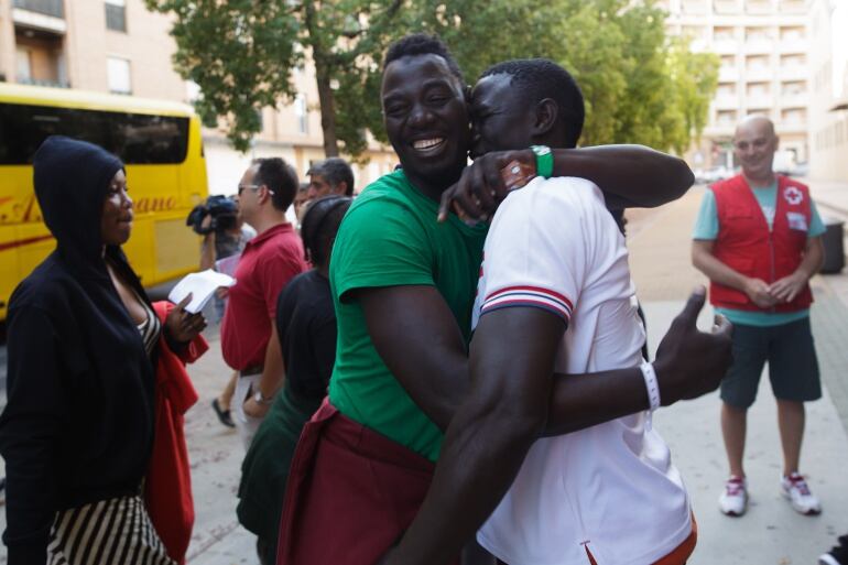 Inmigrantes a su llegada ayer al Pabellón de Vista Alegre 