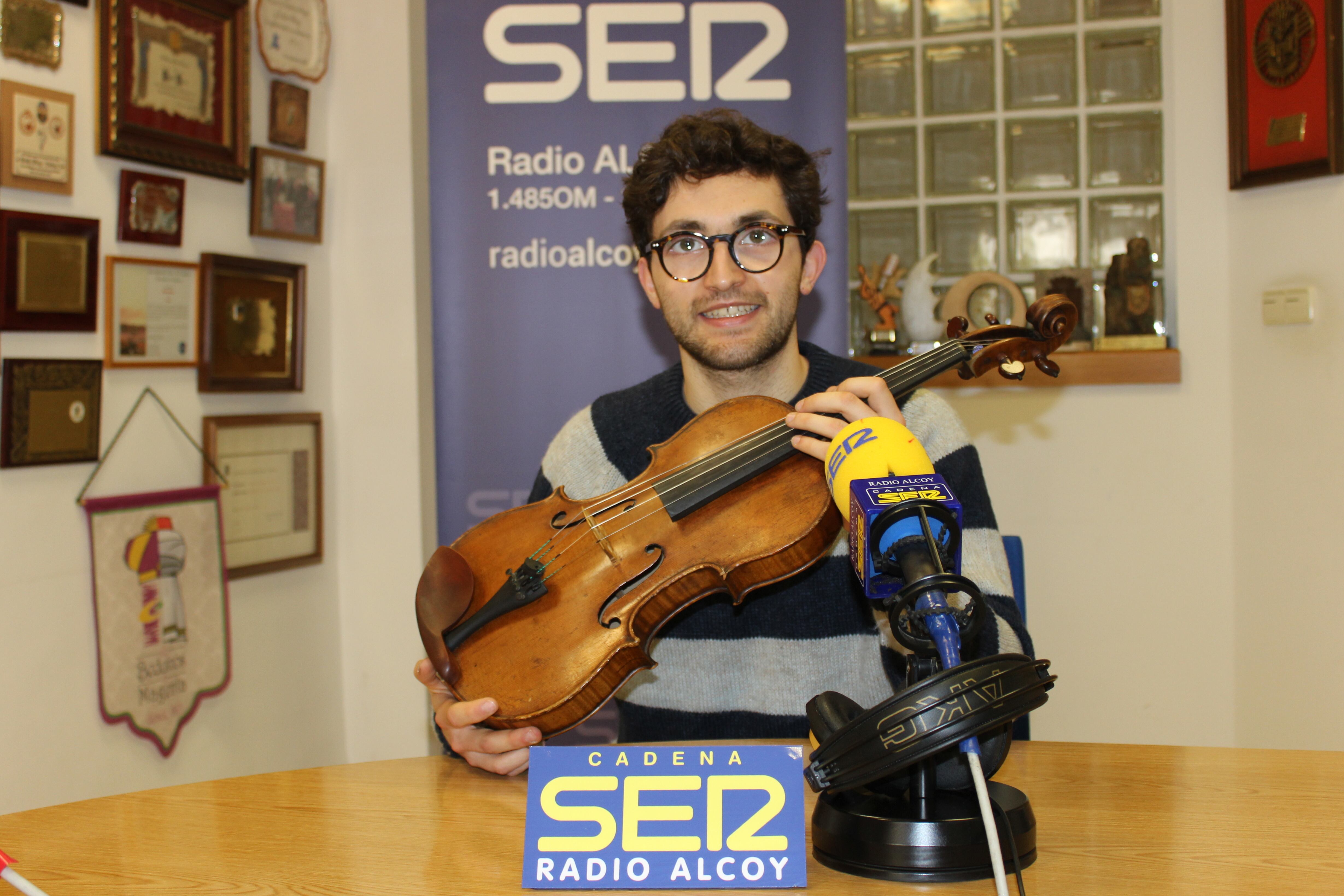 Ferran Villanueva es miembro de Rotaract Alcoy y violista.