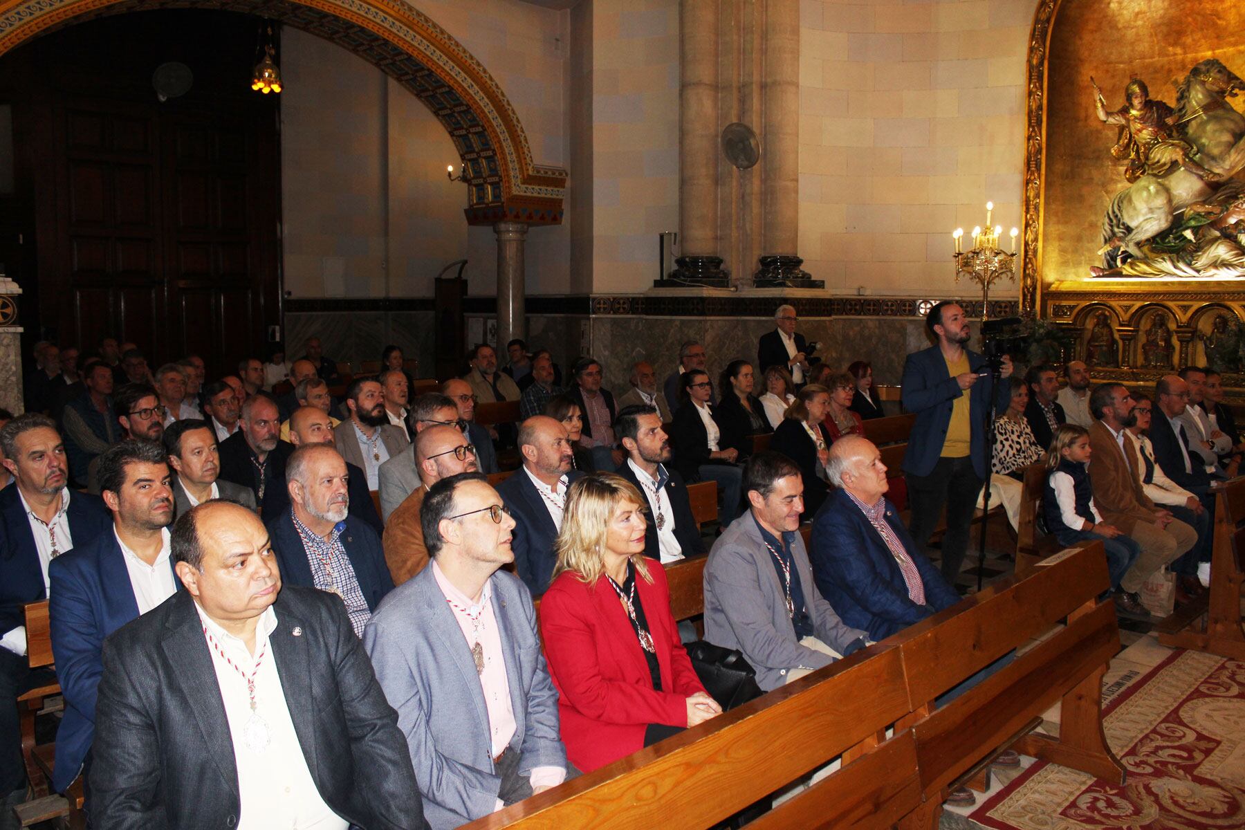 La iglesia de Sant Jordi se ha llenado con autoridades, cargos, festers y feligreses