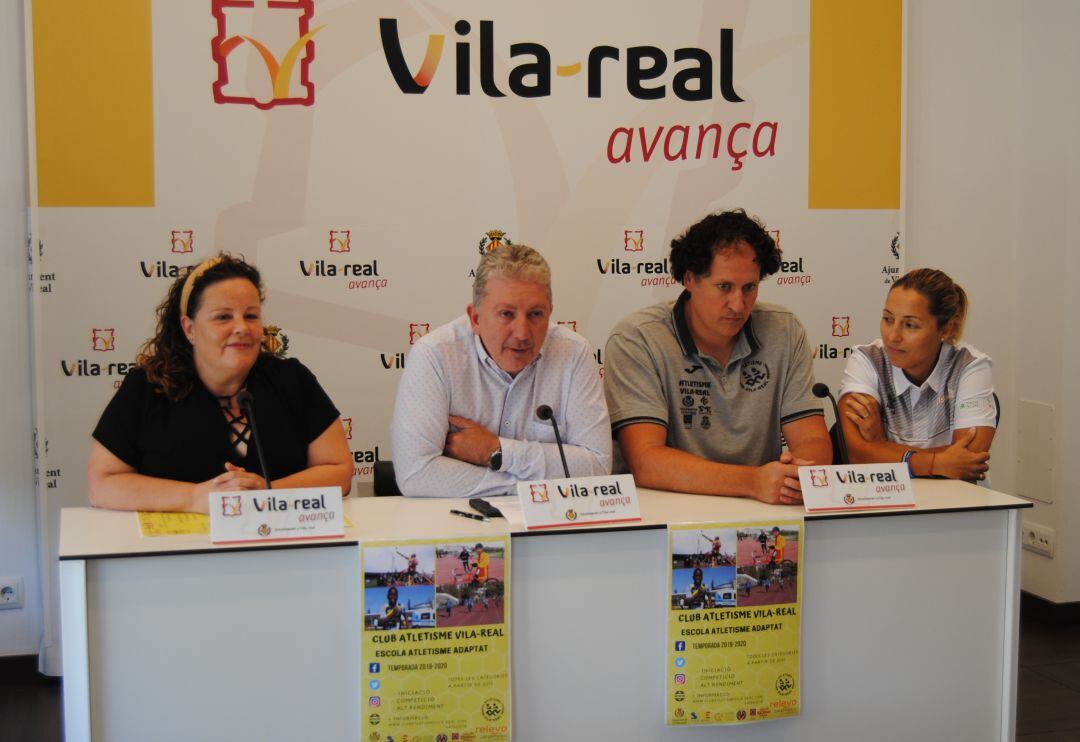 Javier Serralvo junto a la presidenta del club, Carmina Petit, el coordinador, Dani Anglés, y la coordinadora de Relevo Paralímpico, Celia Maestre.