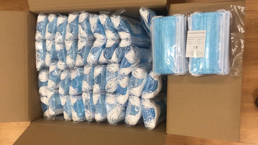 Una de las cajas llegadas a Cantabria.