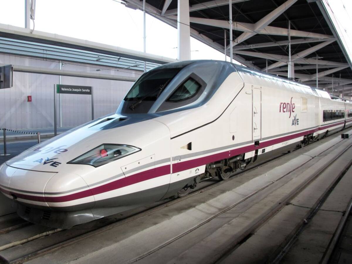 Renfe se convierte en transporte oficial de LaLiga y ofrecerá los partidos en los AVE