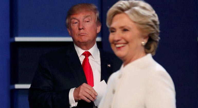 El candidato republicano Donald Trump y la candidata demócrata Hillary Clinton tras el tercer debate de la campaña electoral.