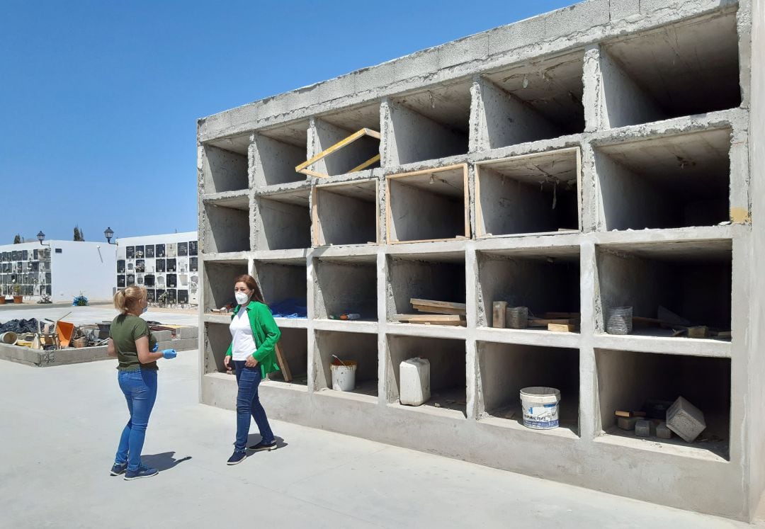 La alcaldesa de Arrecife, Ástrid Pérez, y la concejal de Sanidad, Rosario González, en el cementerio municipal.