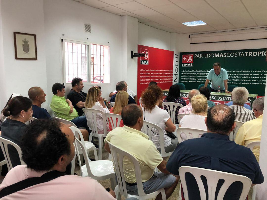 El candidato de Más Motril, Antonio Escámez, durante la reunión con sus militantes