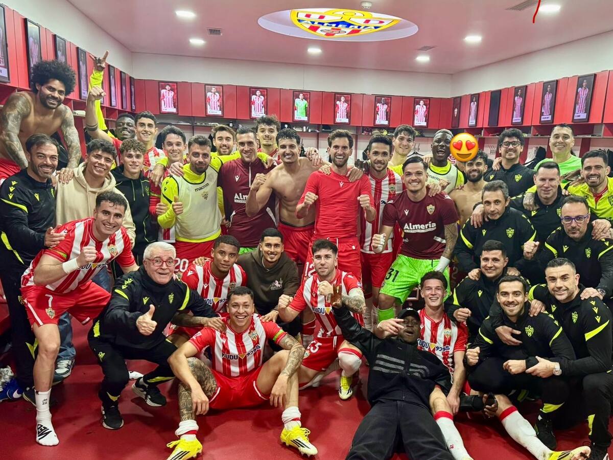 Del funeral a la fiesta: el Almería se pinta la cara