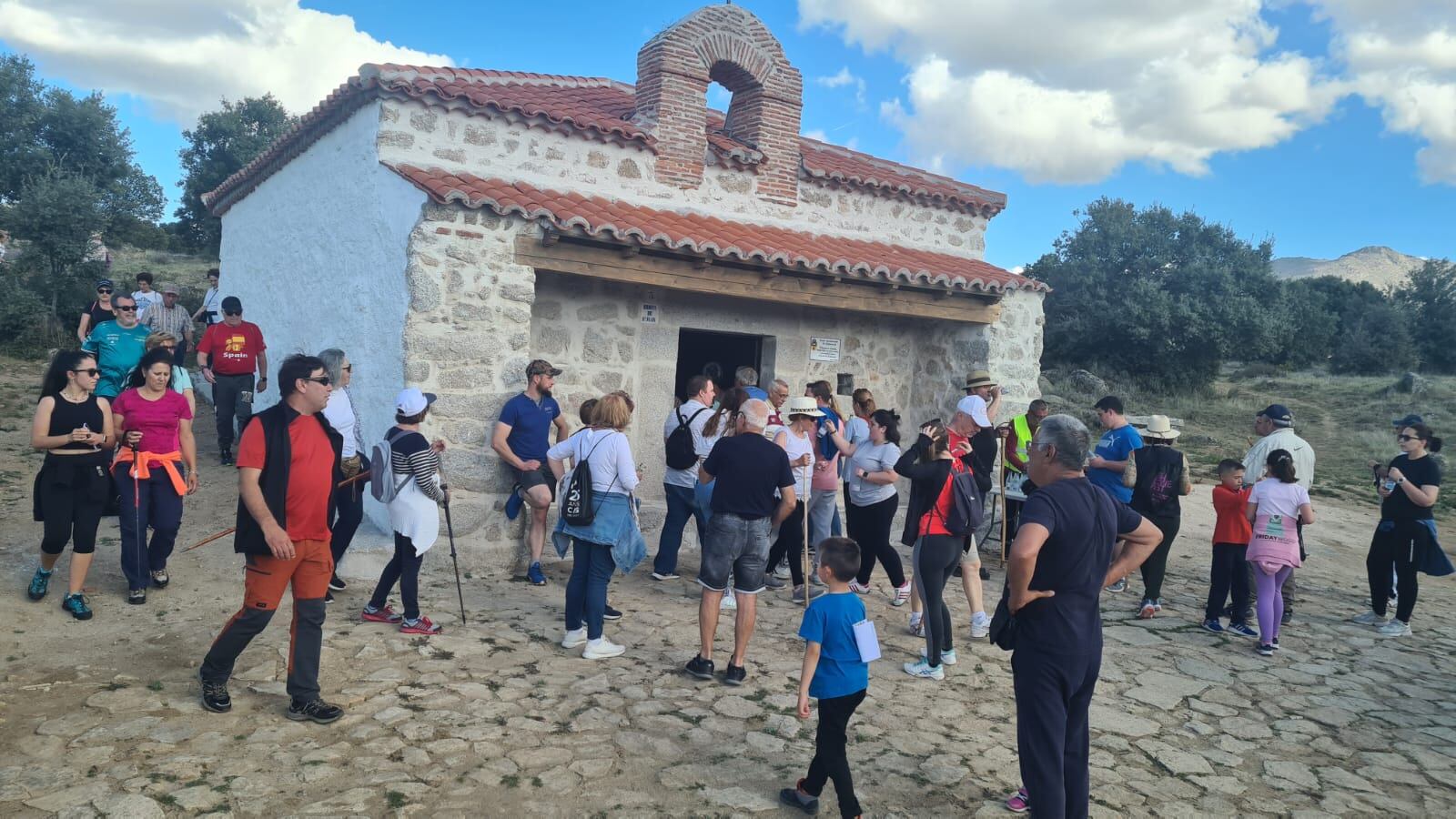 Imagen de la marcha a su paso por la ermita