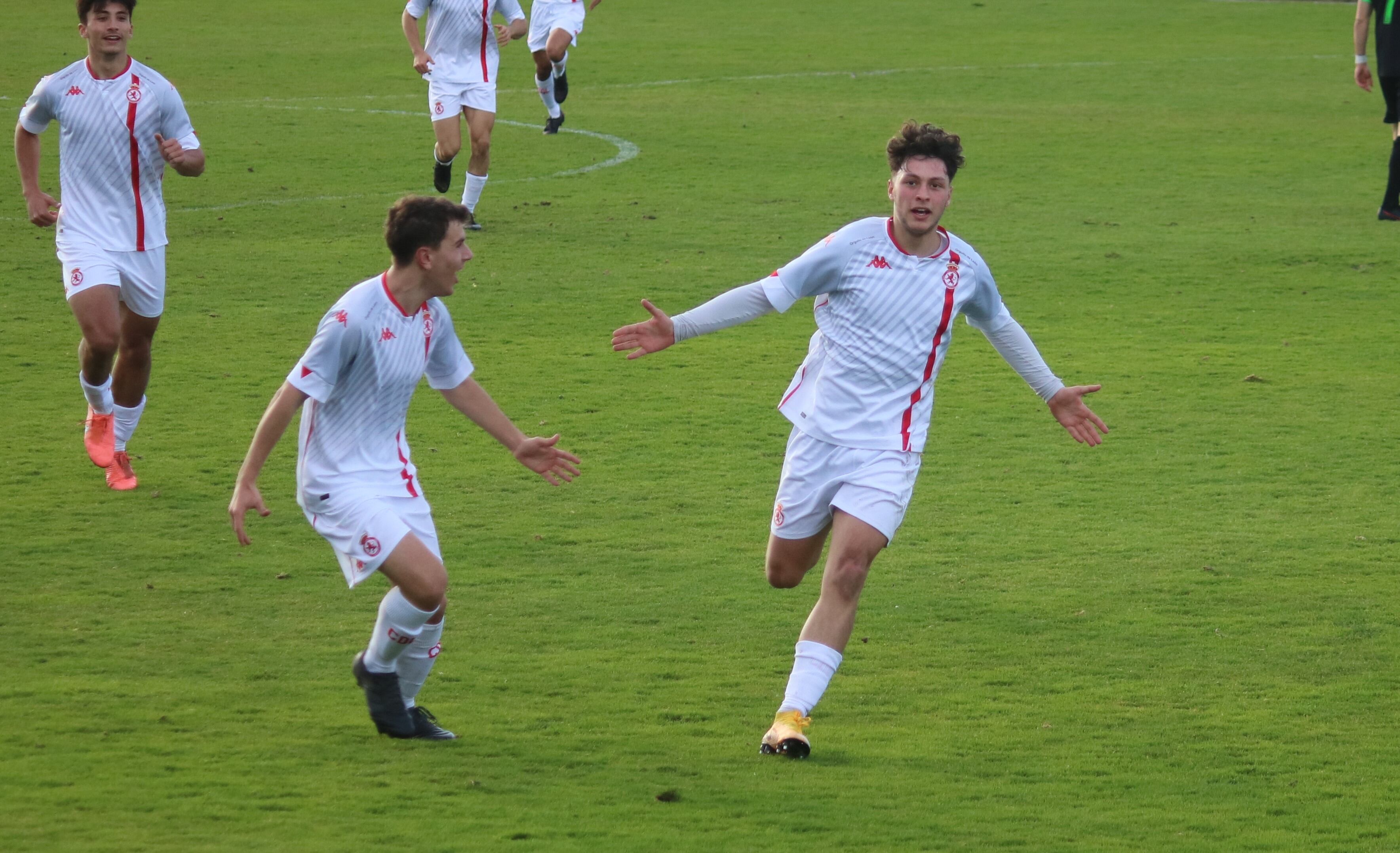 David celebra un gol con el equipo juvenil