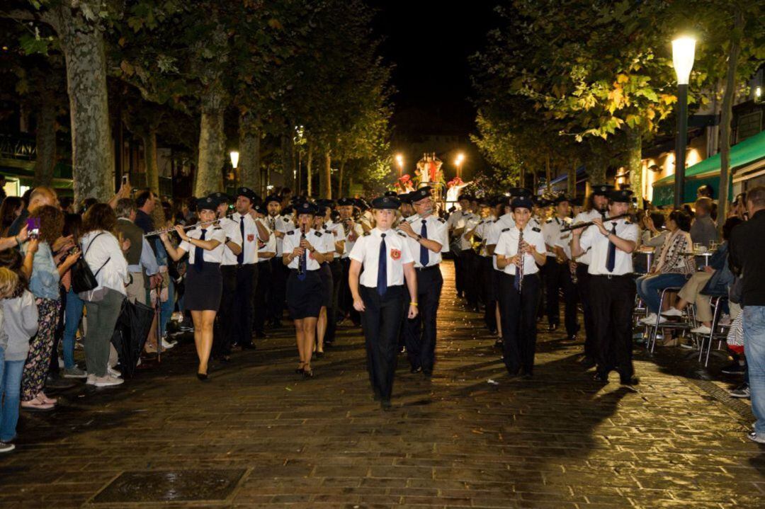 La Banda de Hondarribia desfilando por la calle San Pedro con Alazne Alberdi, directora, a la cabeza.