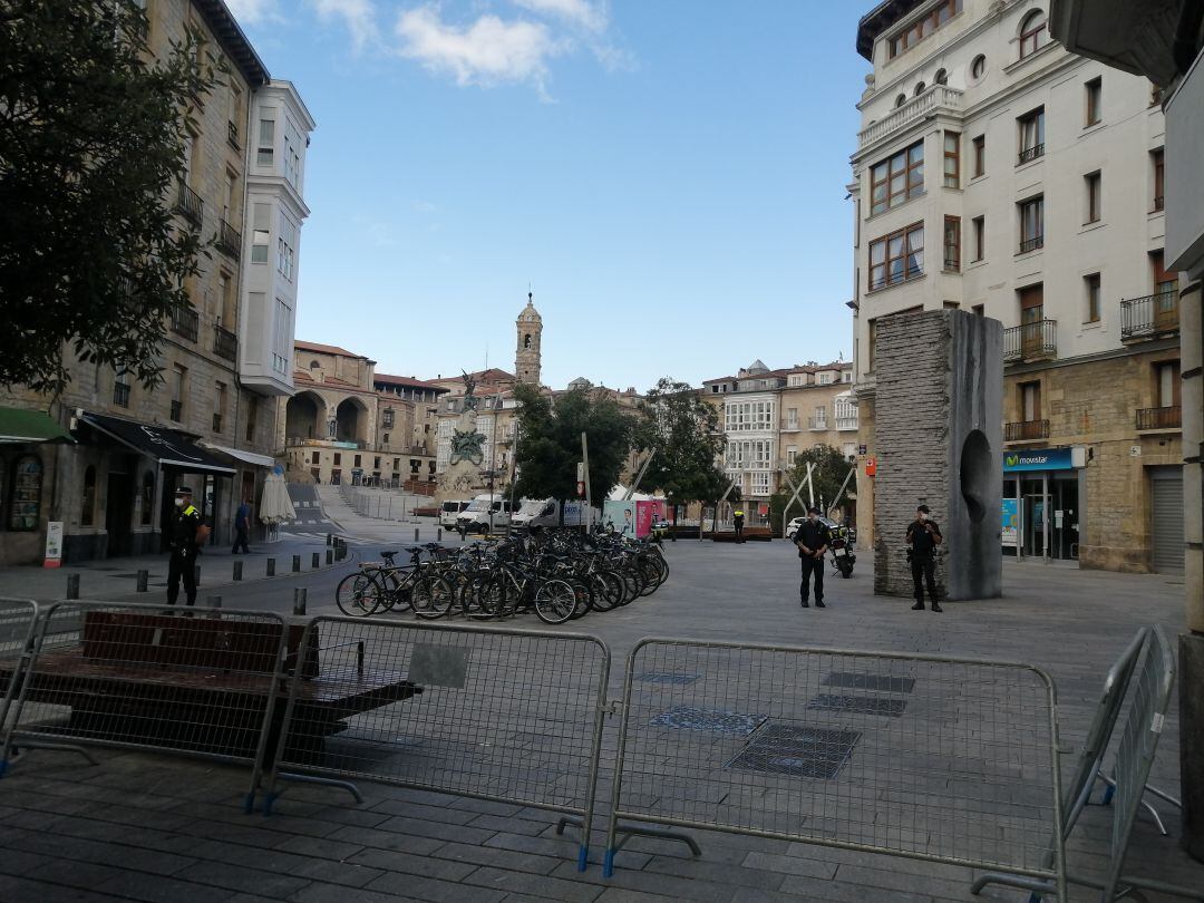 La plaza de la Virgen Blanca estuvo vallada para evitar aglomeraciones en el &quot;no txupinazo&quot;