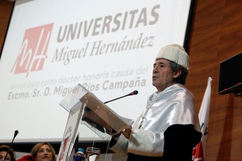 El cantante,compositor y productor musical, Miguel Ríos,durante su discurso en la investidura Doctor Honoris Causa por la Universidad Miguel Hernández de Elche