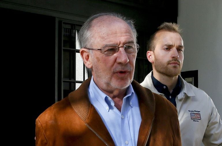 El exvicepresidente del Gobierno Rodrigo Rato sale de su domicilio del barrio de Salamanca de Madrid, donde numerosos medios de comunicación esperan noticias