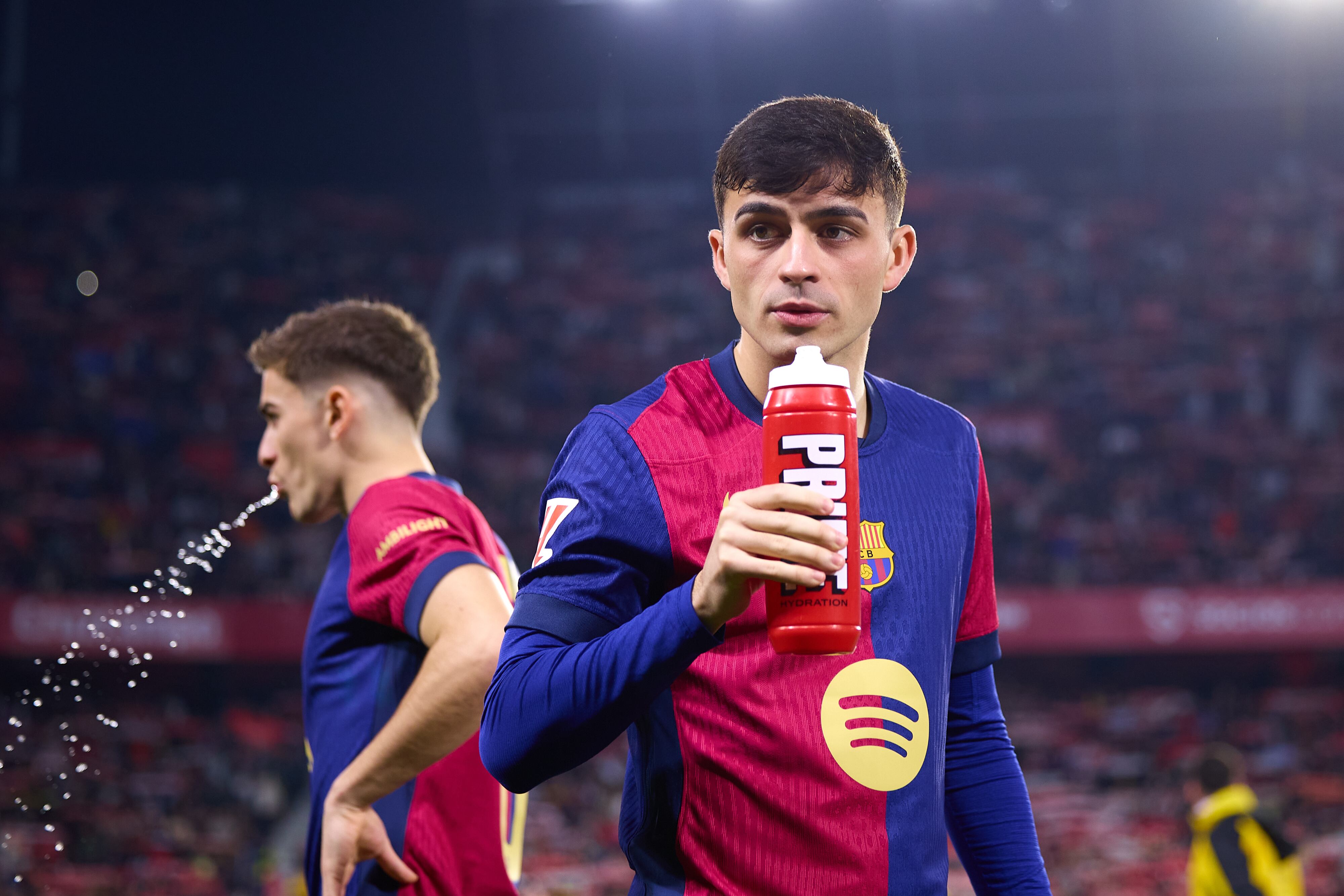 Pedri y Gavi se acercan al banquillo del Barça a hidratarse