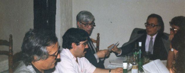 Raúl del Pozo, José Vicente Ávila, Meliano Peraile, Francisco Umbral y César Alonso de los Ríos, debatiendo.