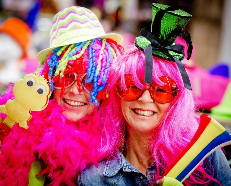 TILB03- TILBURGO (HOLANDA), 12/02/2015.- Mujeres lucen atuendos estrafalarios hoy, jueves 12 de febrero de 2015, durante los preparativos para el Carnaval de Tilburgo, Holanda. EFE/ROBIN VAN LONKHUIJSEN