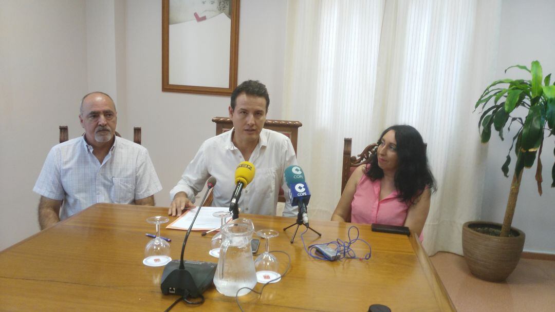 Los ex consejeros de Podemos en el Cabildo de Lanzarote (de izquierda a derecha), Pablo Ramírez, Carlos Meca y Griselda Martínez.