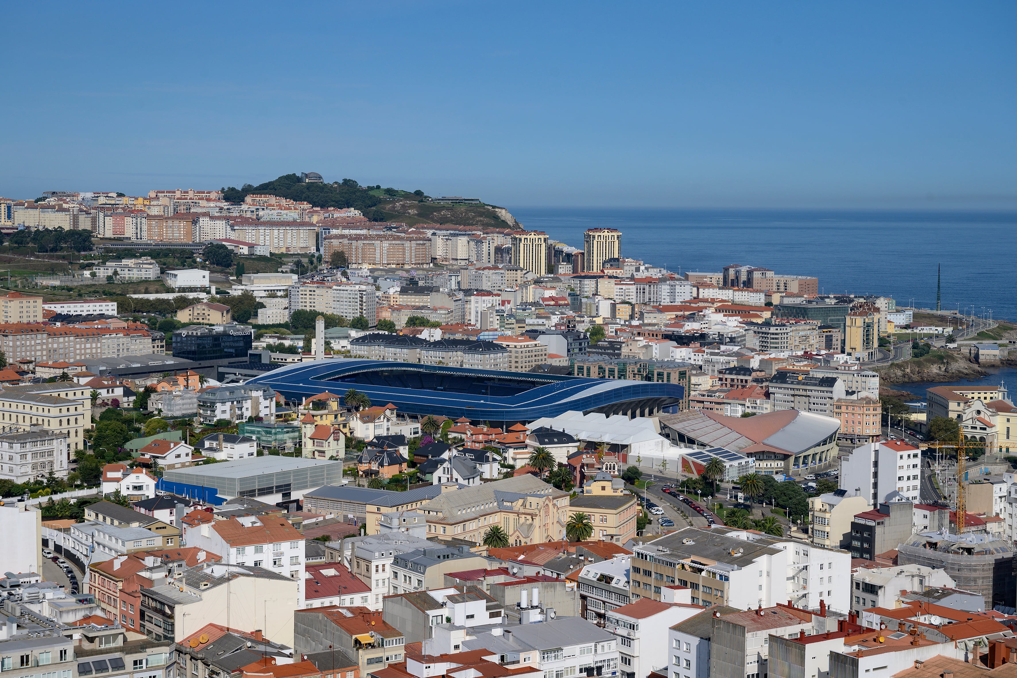 A CORUÑA, 20/07/2024.-Vista aérea del estadio de Riazor el 11/09/2021. Un día después de que la Federación Española de Fútbol (RFEF) anunciara que Riazor será una de las 11 sedes del Mundial de fútbol masculino 2030, el RC Deportivo informó de que no está dispuesto a poner en riesgo la sostenibilidad del club para dar respuesta a una aventura de la que nunca ha sido partícipe ni ha sido consultado para formar parte de ella.EFE/ Moncho Fuentes
