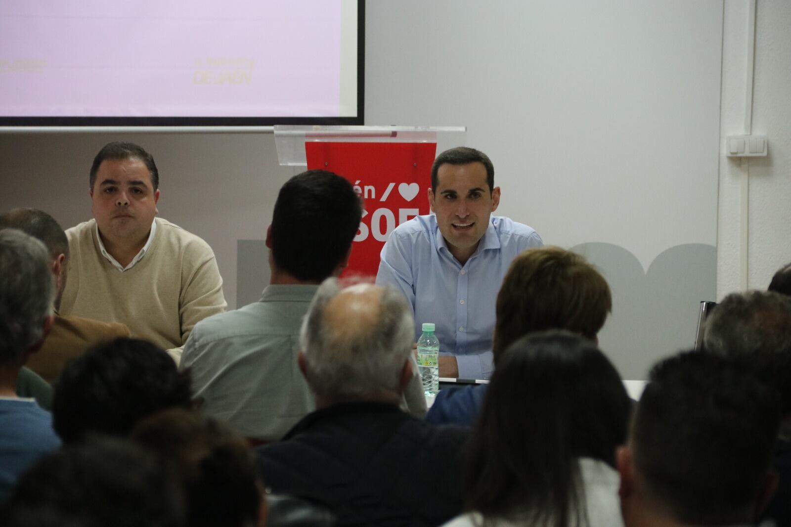 El Secretario General del PSOE de Jaén, Juan Latorre, durante una reunión en la sede municipal jiennense.