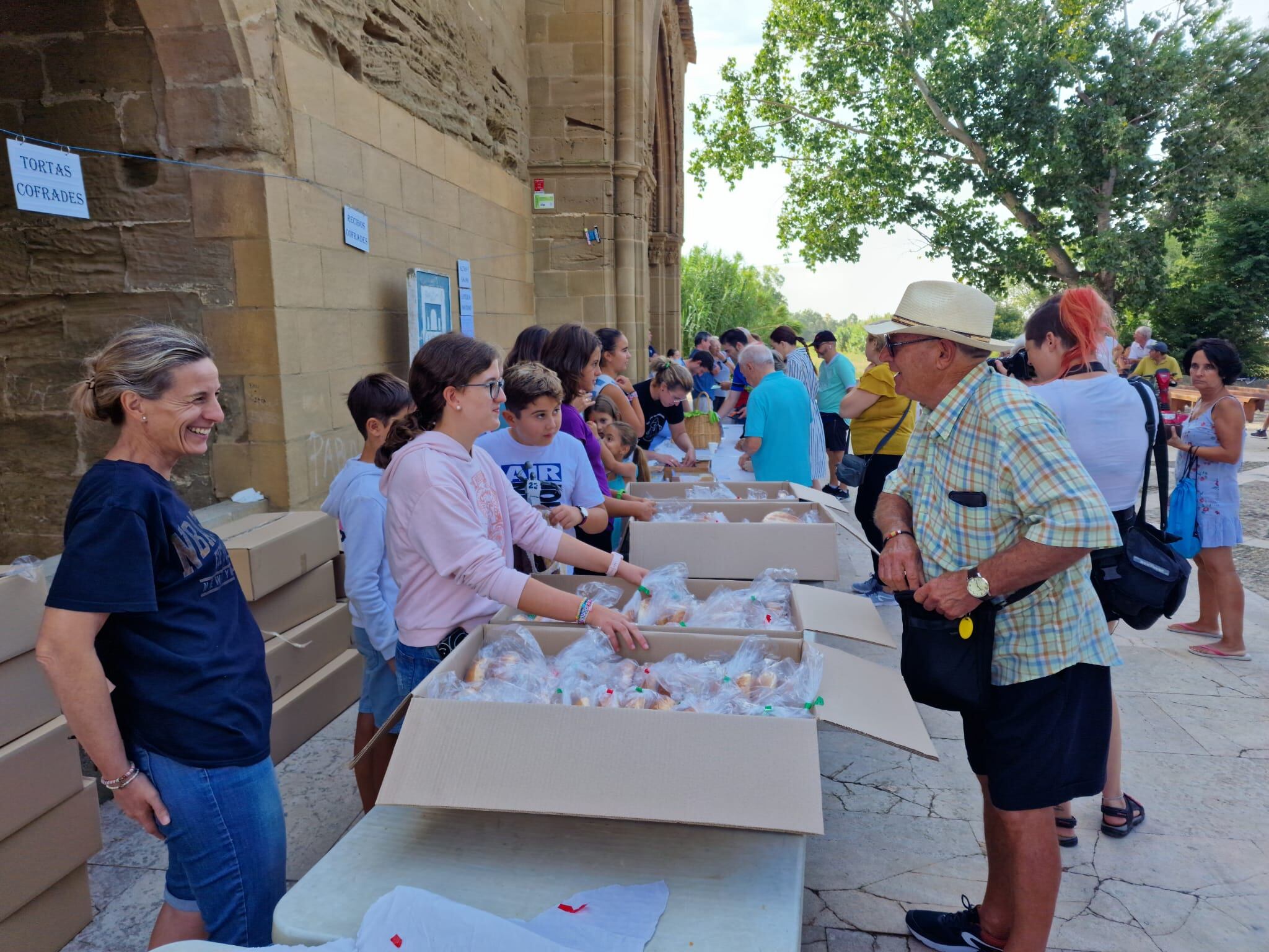 Reparto de las tradicionales tortas en la Romería de Salas