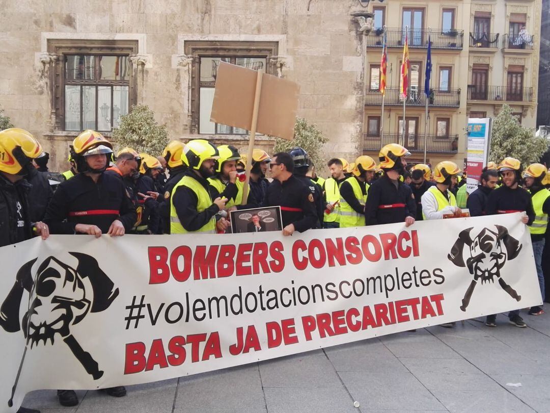 Protesta del consorcio de bomberos en Valencia para pedir más recursos