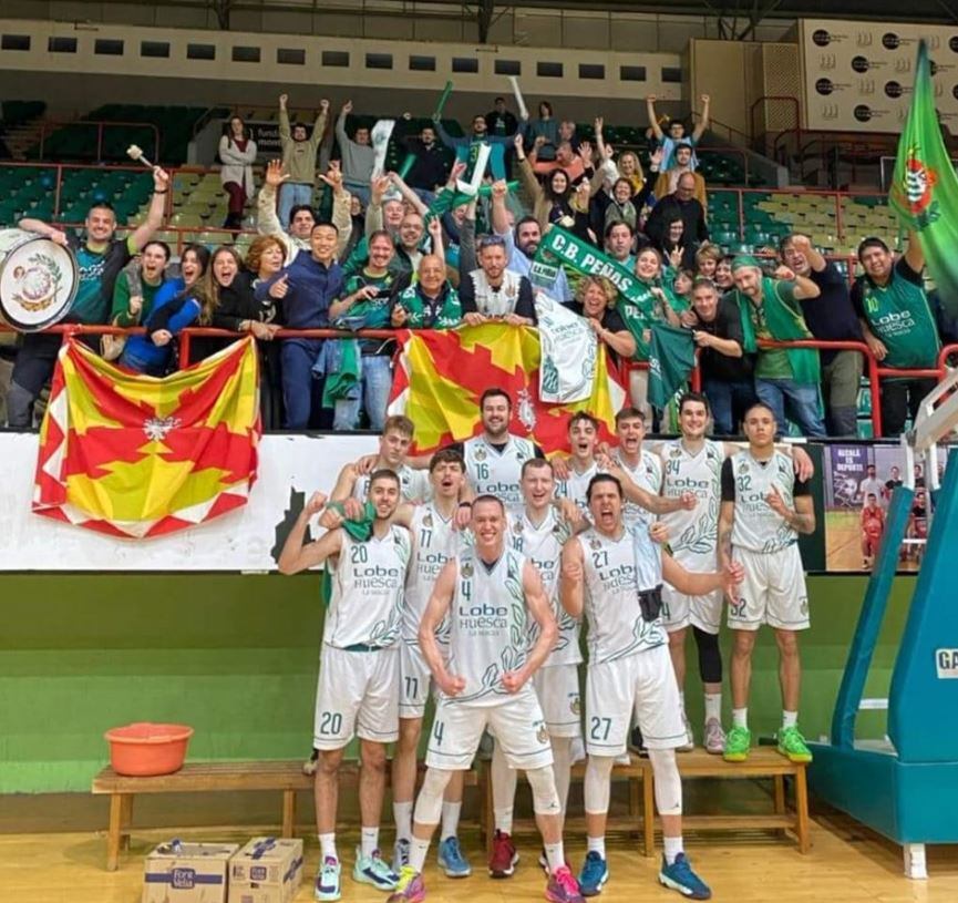 El Peñas celebra la victoria con su afición