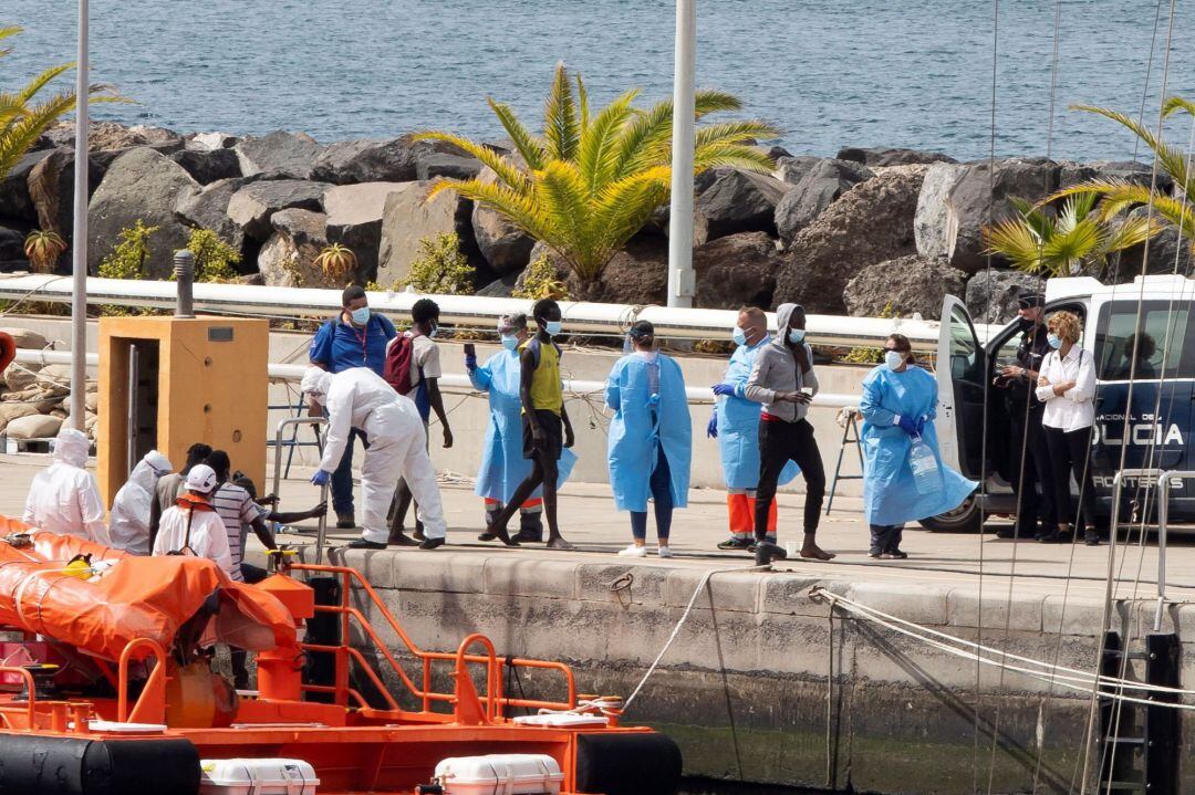 Nueve polizones de origen subsahariano han llegado este lunes al puerto de Las Palmas de Gran Canaria a bordo de un buque vacío. A su llegada a las aguas próximas a los muelles, los polizones han sido transbordados a la Salvamar Nunki, de Salvamento Marít