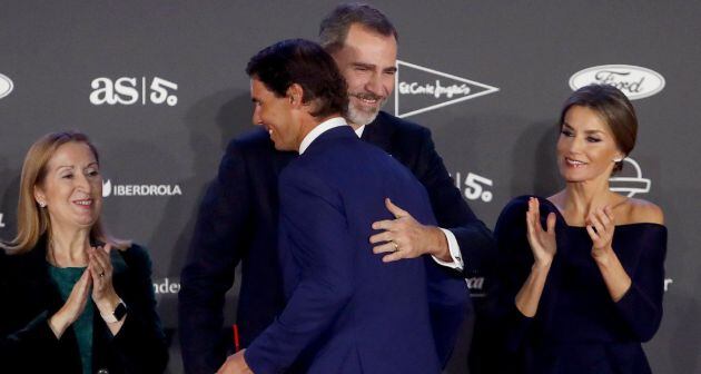 El rey Felipe, acompañado por la reina Letizia y por la presidenta del Congreso Ana Pastor, abraza al tenista Rafa Nadal tras entregarle el Premio AS durante la celebración del 50 aniversario del diario deportivo AS