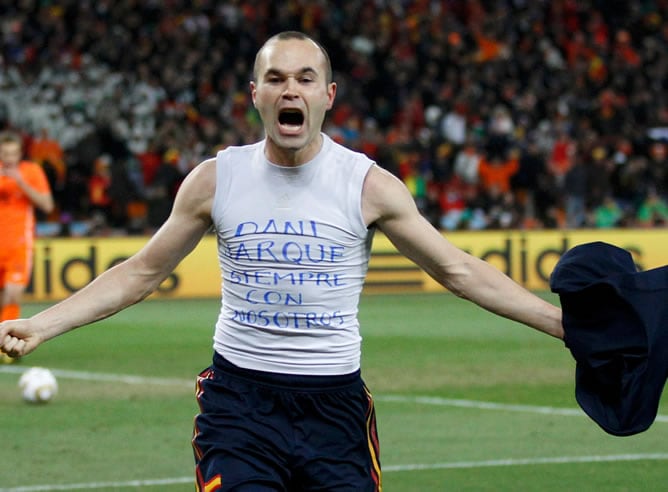 Iniesta celebra su gol ante Holanda