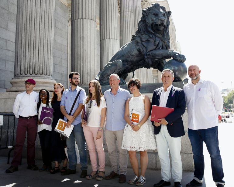 Los parlamentarios de Podemos, Compromís y EUPV, que concurrieron juntos a las elecciones del pasado 26 de junio en la candidatura A la Valenciana, han acudido hoy al Congreso para entregar sus credenciales, encabezados por su número uno por Valencia, Joa