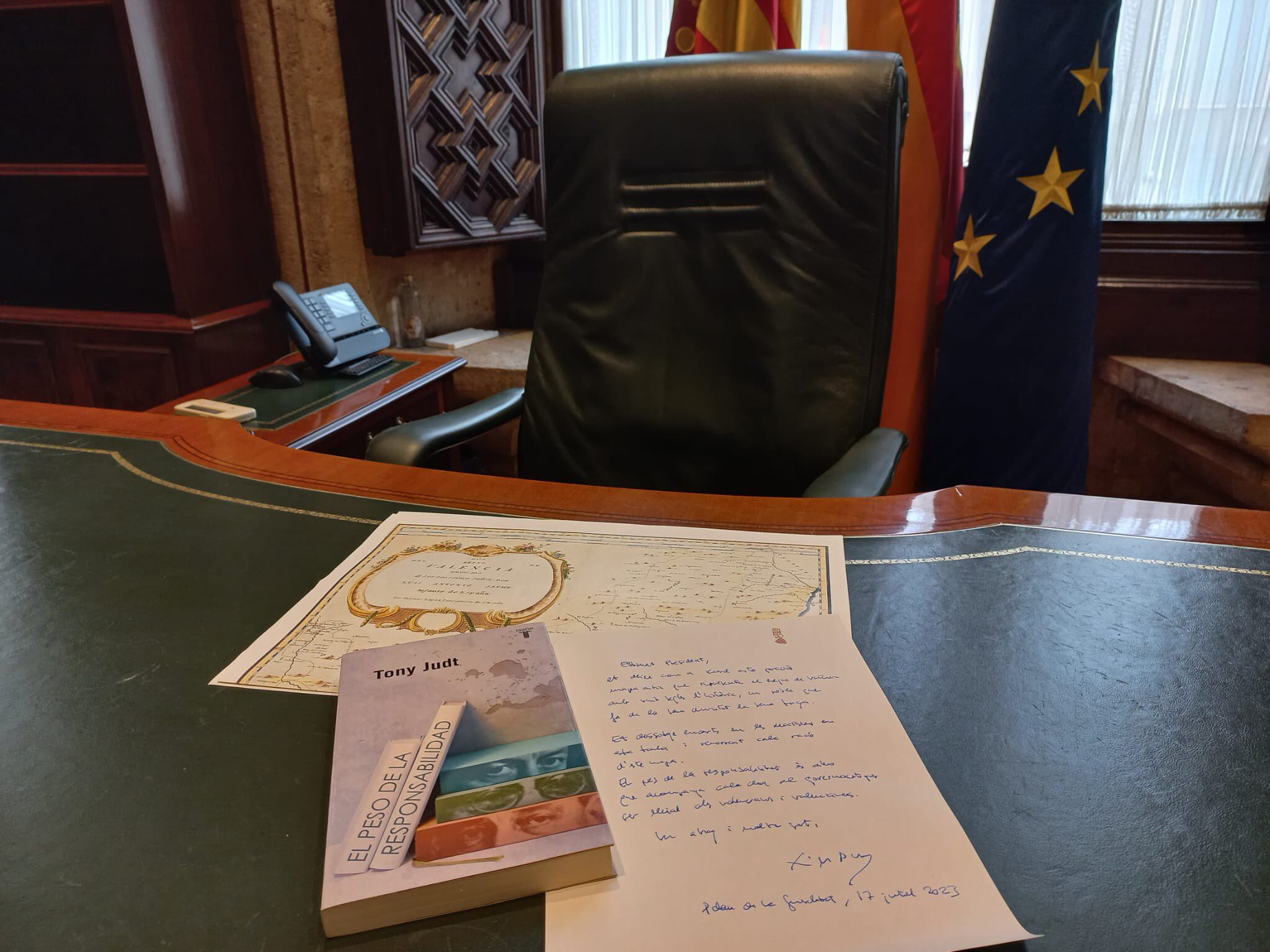 Los detalles de Ximo Puig a Carlos Mazón, sobre la mesa del despacho de Presidencia del Palau de la Generalitat