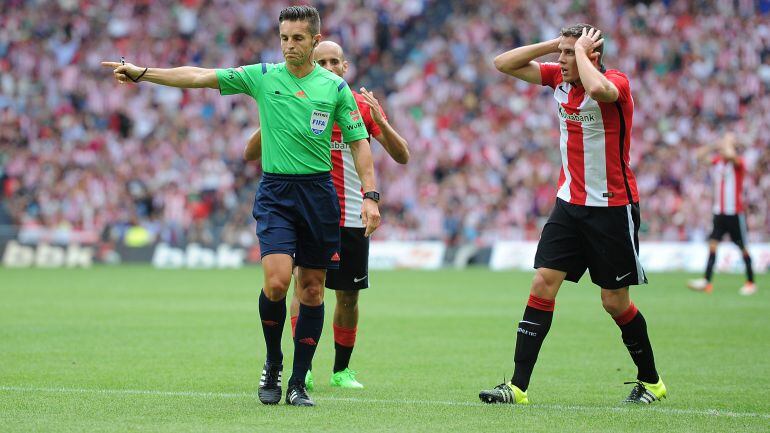 Los jugadores del Athletic protestan una decisión del colegiado Del Cerro Grande.