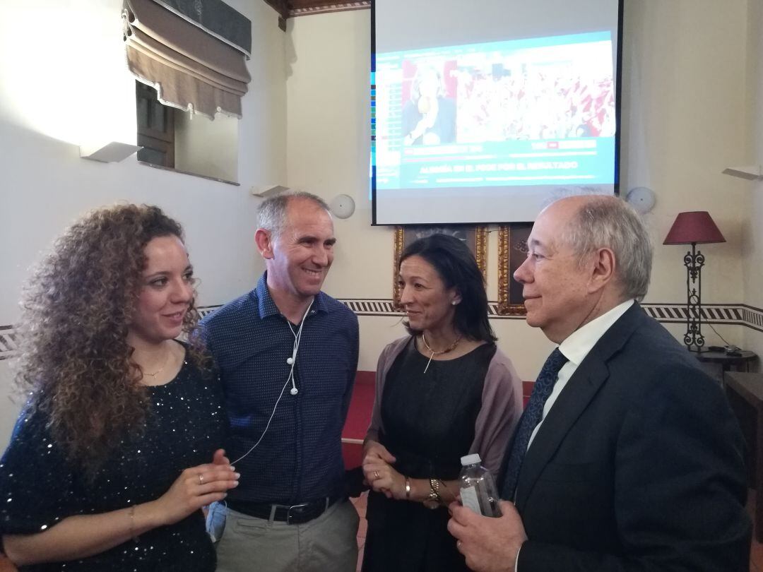 Alfonso Martín (c) junto a la candidata municipal Noemí Otero (i) y el diputado nacional Eduardo Otero (d)