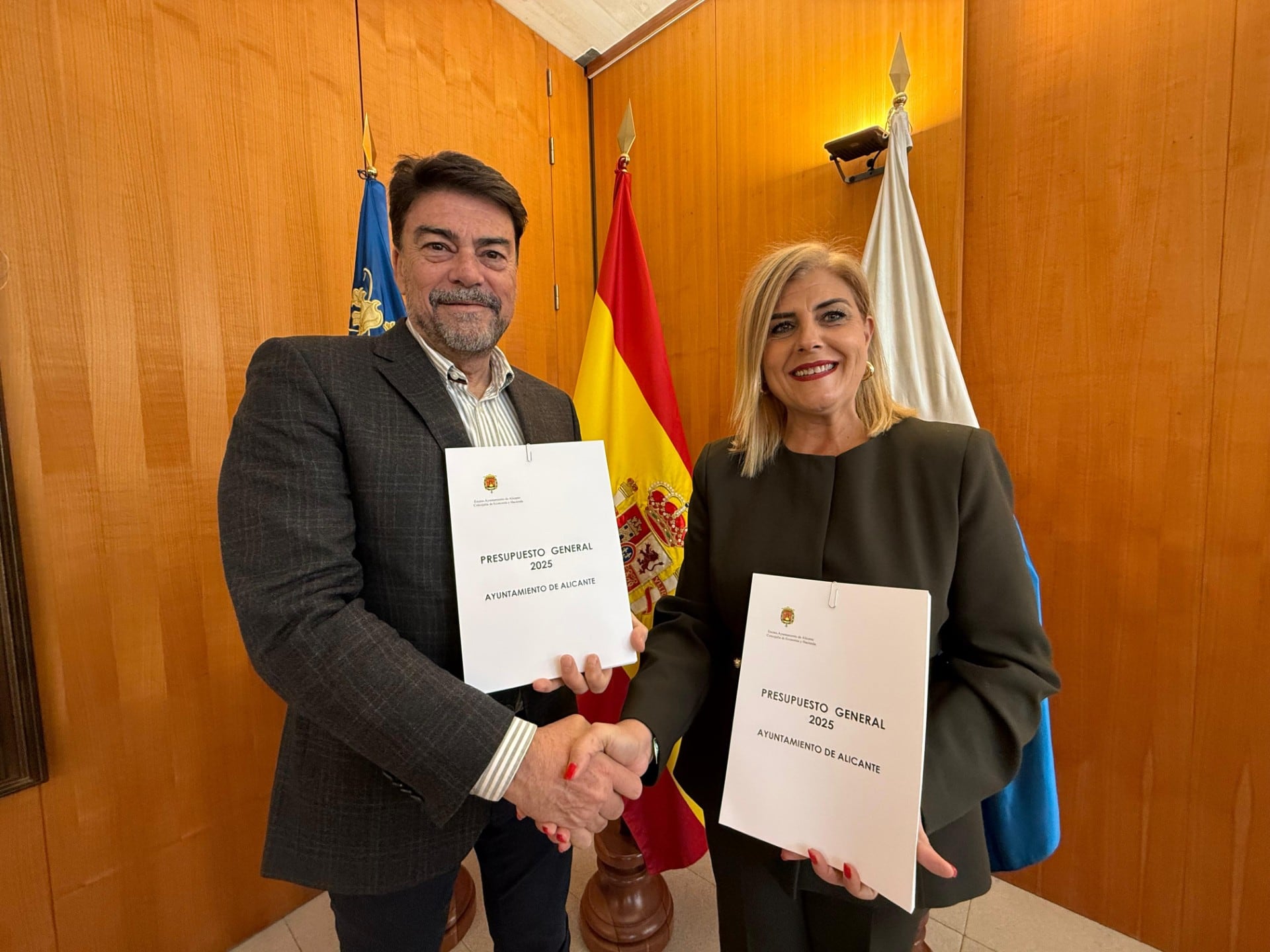 Luis Barcala, alcalde de Alicante y Carmen Robledillo, portavoz de Voz, alcanzan un acuerdo para los presupuestos 2025