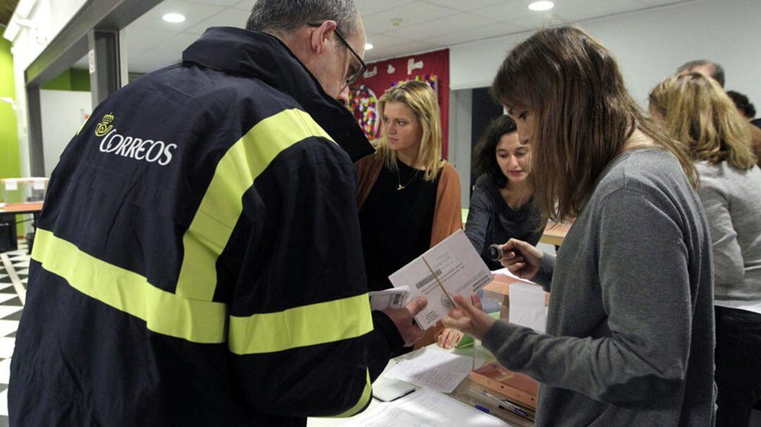 Votantes en Correos.