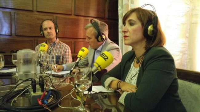 En la imagen, Sara Fernández (C's) y Jorge Azcón (PP), junto a Juanjo Hernández