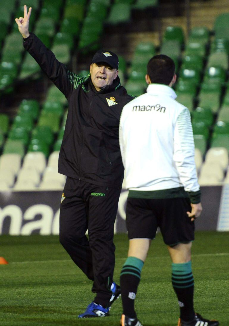 GRA171. SEVILLA, 29/12/2014.- El entrenador del Betis Pepe Mel da instrucciones a sus jugadores durante el entrenamiento llevado a cabo hoy en Sevilla. EFE/Raúl Caro.