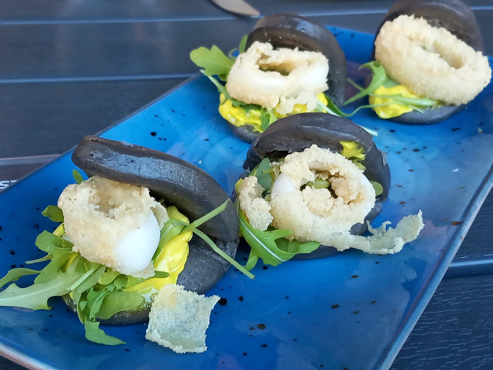 Pan bao de calamares con alioli de curry