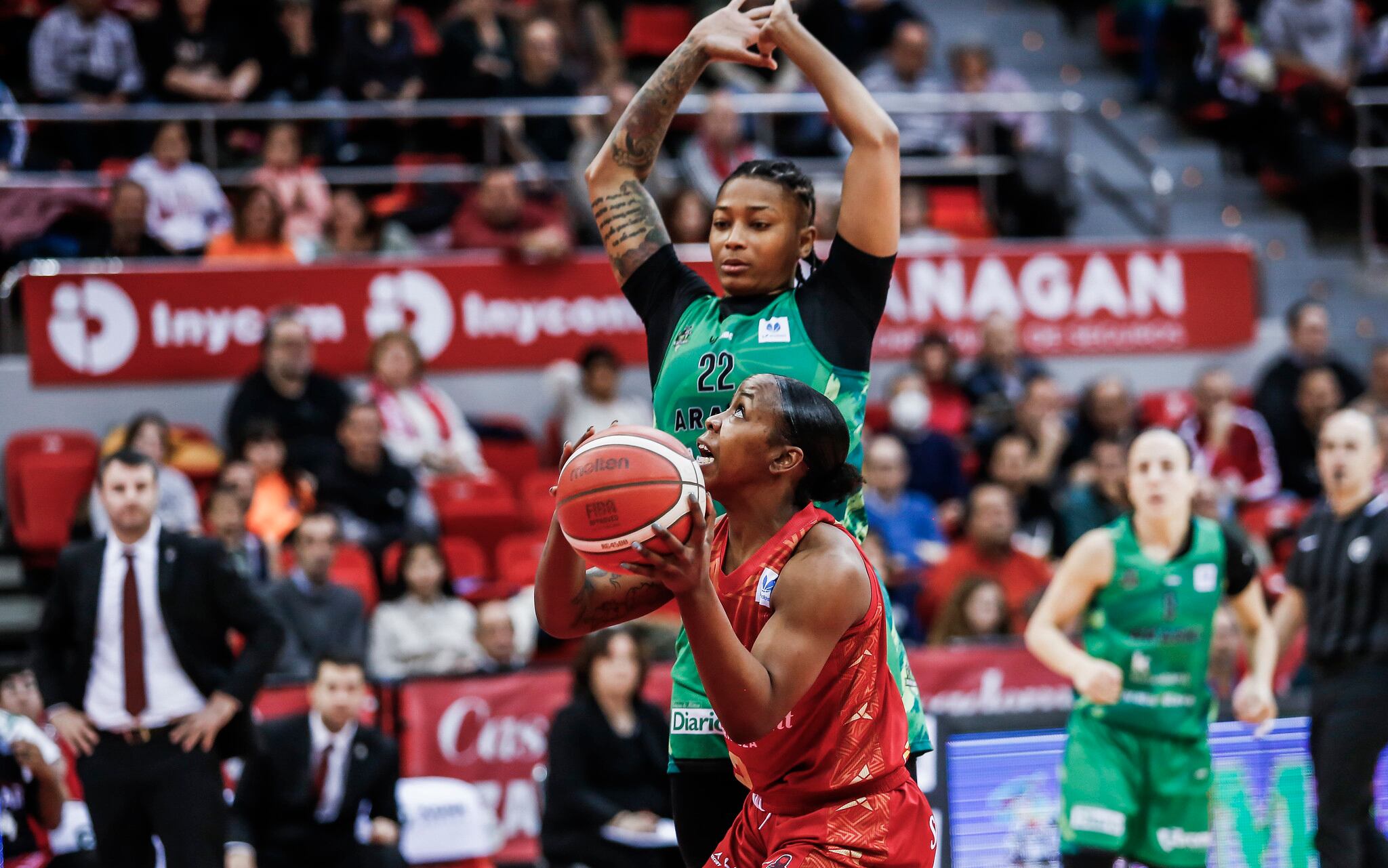 Tanaya Atkinson defiende a Imani Tate en el partido Casademont-Araski de esta temporada