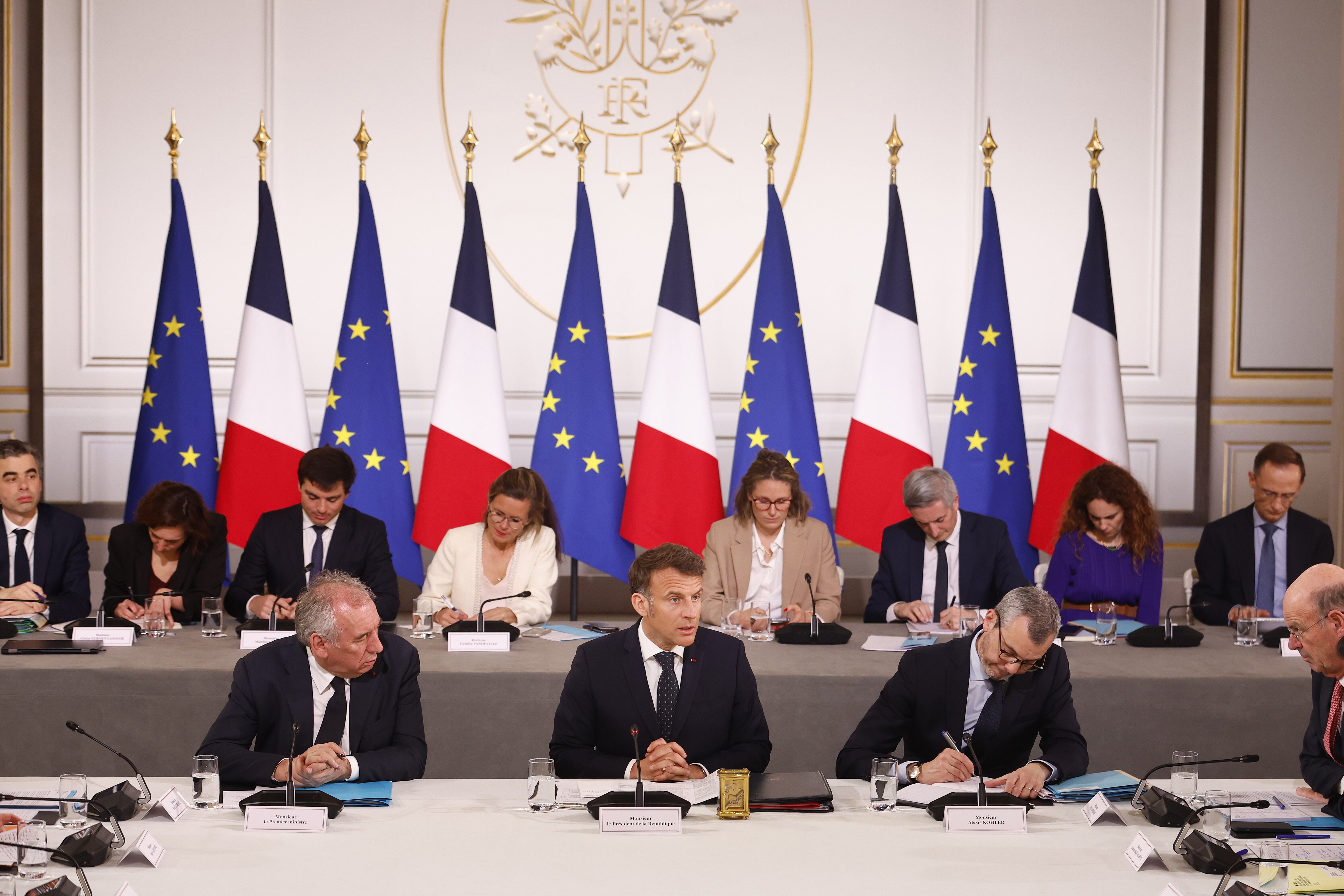 El presidente francés, Emmanuel Macron, junto al primer ministro francés, François Bayrou, durante la reunión de este jueves para analizar las consecuencias de los aranceles de Estados Unidos. EFE/EPA/MOHAMMED BADRA / POOL