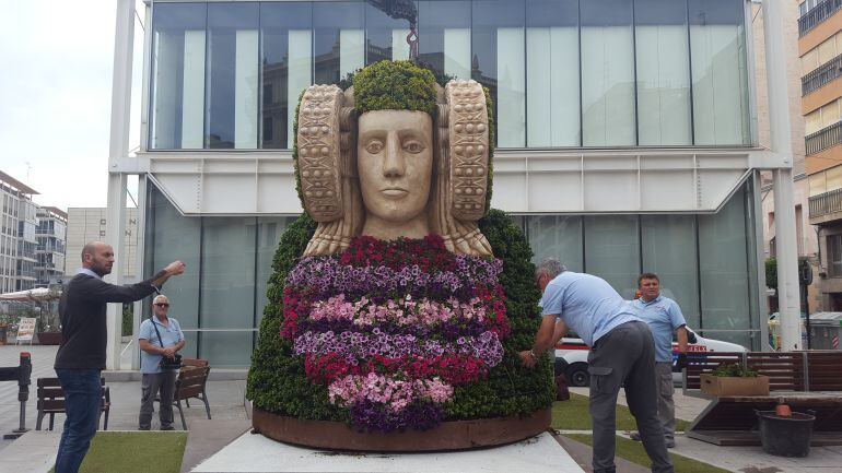 Esta mañana se ha vuelto a instalar la Dama de Elche gigante de flores