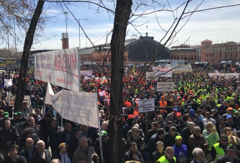 Regantes de Almería, Murcia y Alicante recorrieron ayer el centro de Madrid para pedir medidas ante la sequía.