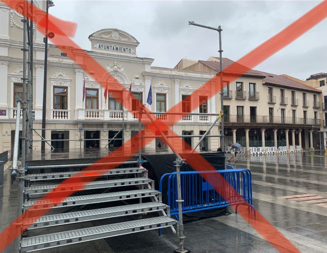 Escenario vacío en la Plaza Mayor de Guadalajara