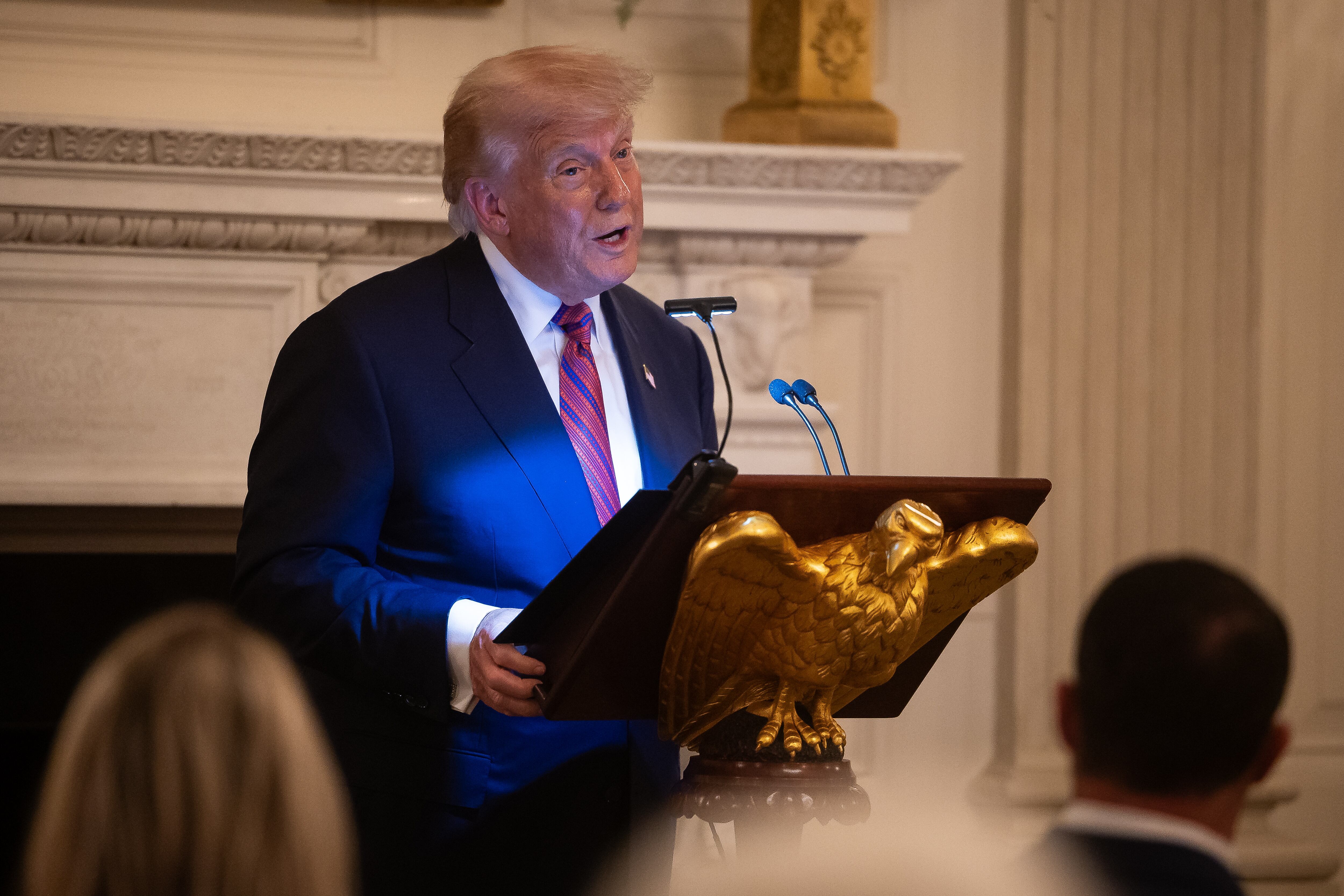 El presidente de EEUU, Donald Trump, habla durante una cena con senadores republicanos y otros invitados en el Comedor de Estado de la Casa Blanca.