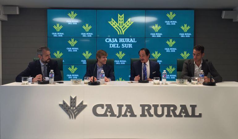 De izquierda a derecha, Paco García, Javier Jiménez, Manolo Molés y Pepe Moral en el salón de actos de la Caja Rural del Sur