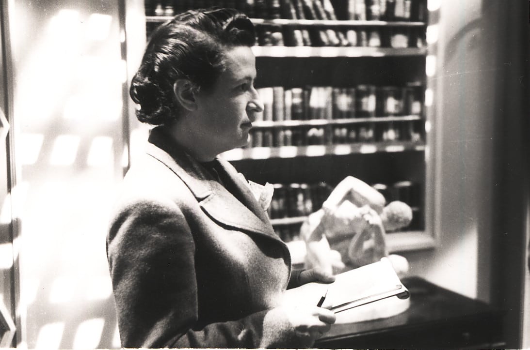 Carmen Conde trabajando de minutera en los Estudios Roptence en la película Ana María, diciembre 1942-febrero 1943 (PCCAO).