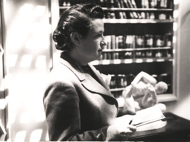 Carmen Conde trabajando de minutera en los Estudios Roptence en la película Ana María, diciembre 1942-febrero 1943 (PCCAO).