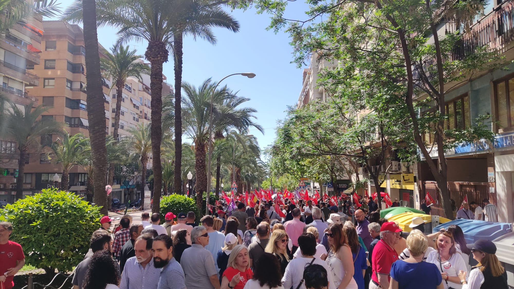 Cerca de 8.000 personas, según la organización, 4.000 según la Policía, han participado este lunes en la manifestación