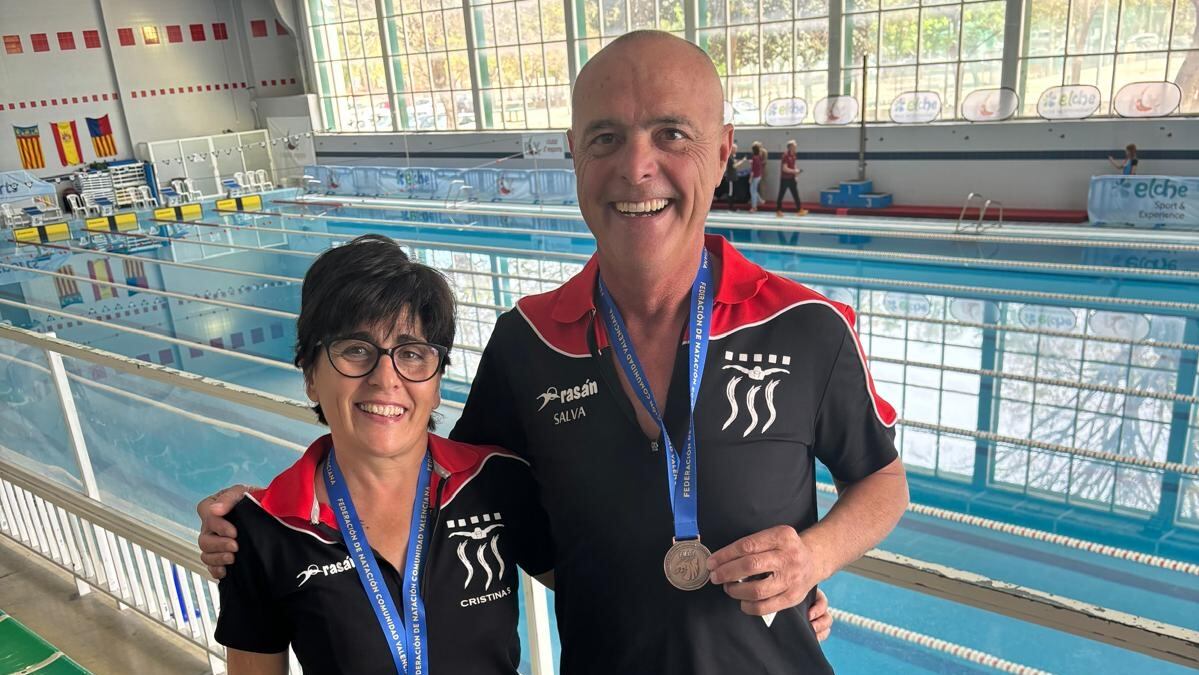 Cristina y Salva con sus medallas en Elche