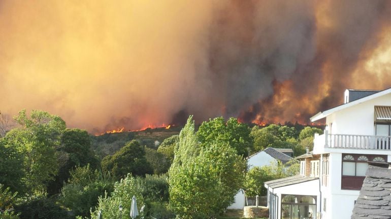 El fuego quedó al lado de las casas en San Pedro de Paradela