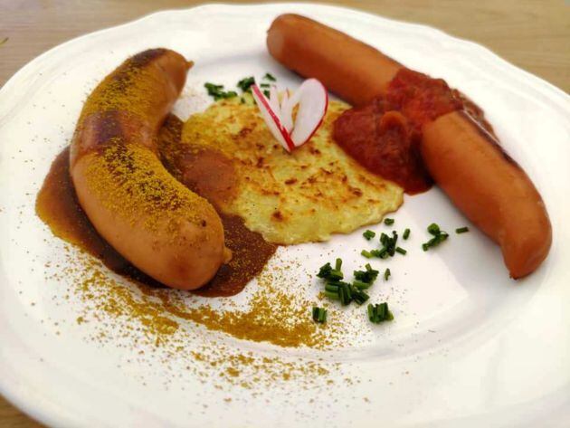 Salchichas a la parrilla con dos salsas: ketchup-curry y salsa barbacoa con tortita de patatas